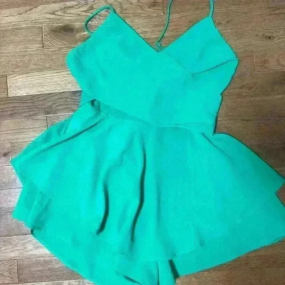 Adorable green tie back flowy romper never worn without tags - Picture 1 of 4